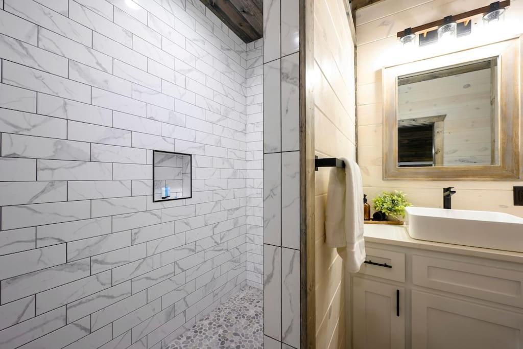 Brand New Luxury 2 Bedroom With Loft And Spa Sleeps 10 브로큰보우 외부 사진