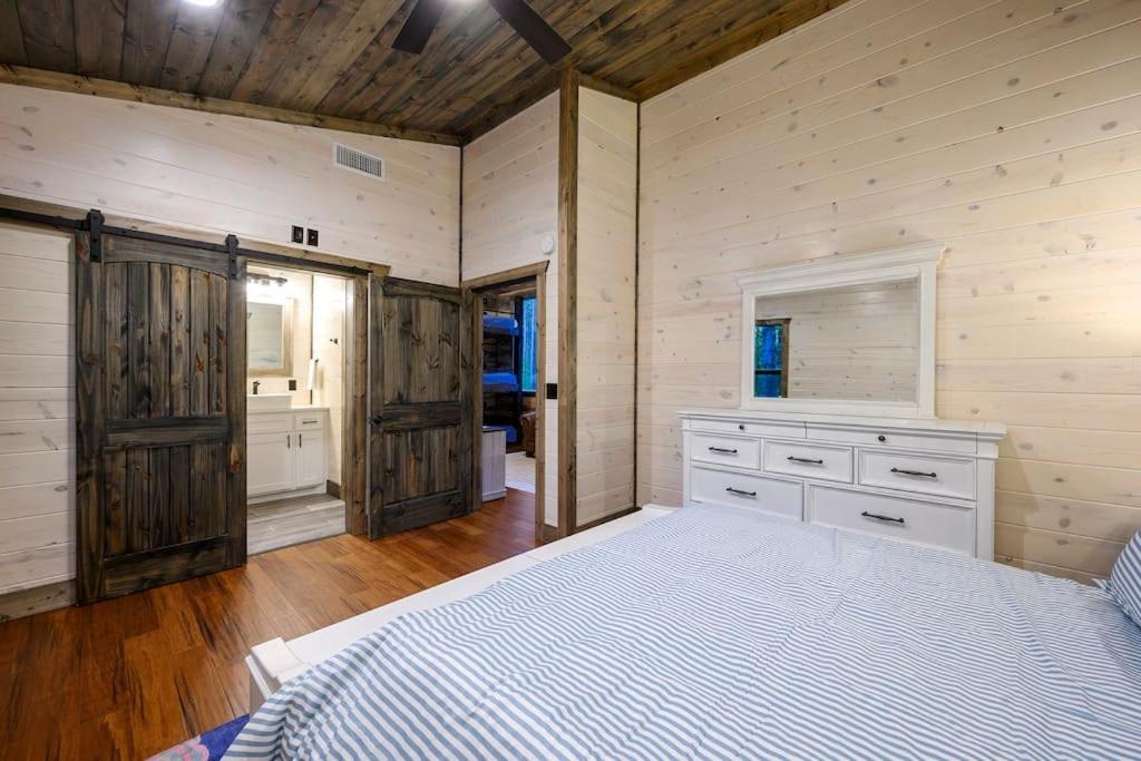 Brand New Luxury 2 Bedroom With Loft And Spa Sleeps 10 브로큰보우 외부 사진