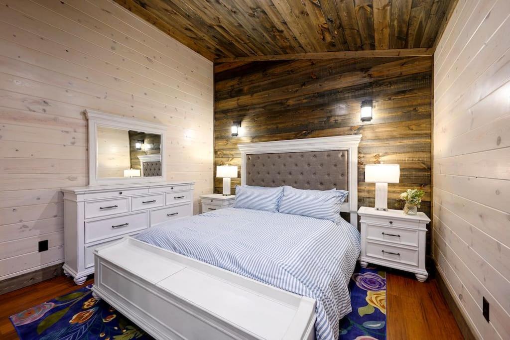 Brand New Luxury 2 Bedroom With Loft And Spa Sleeps 10 브로큰보우 외부 사진